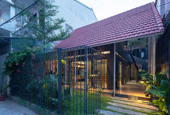 Thiết kế thi công nhà mái ngói có vườn trong nhà tại Hà Nội